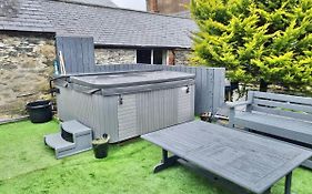Brackendale Luxury Townhouse Hot Tub Sauna Games